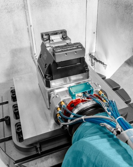 Připojení k hydraulickému svěráku na stole CNC frézky